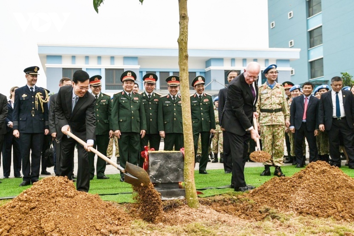 Chủ tịch nước Võ Văn Thưởng cùng Toàn quyền Australia trồng "cây hòa bình"